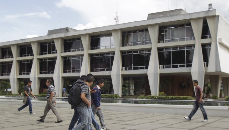 El gasto tributario en las universidades fue por Q1 mil 090.11 millones, y en los centros educativos, Q1 mil 087.28 millones, detalló un informe de la SAT. (Foto Prensa Libre: Edwin Bercián)