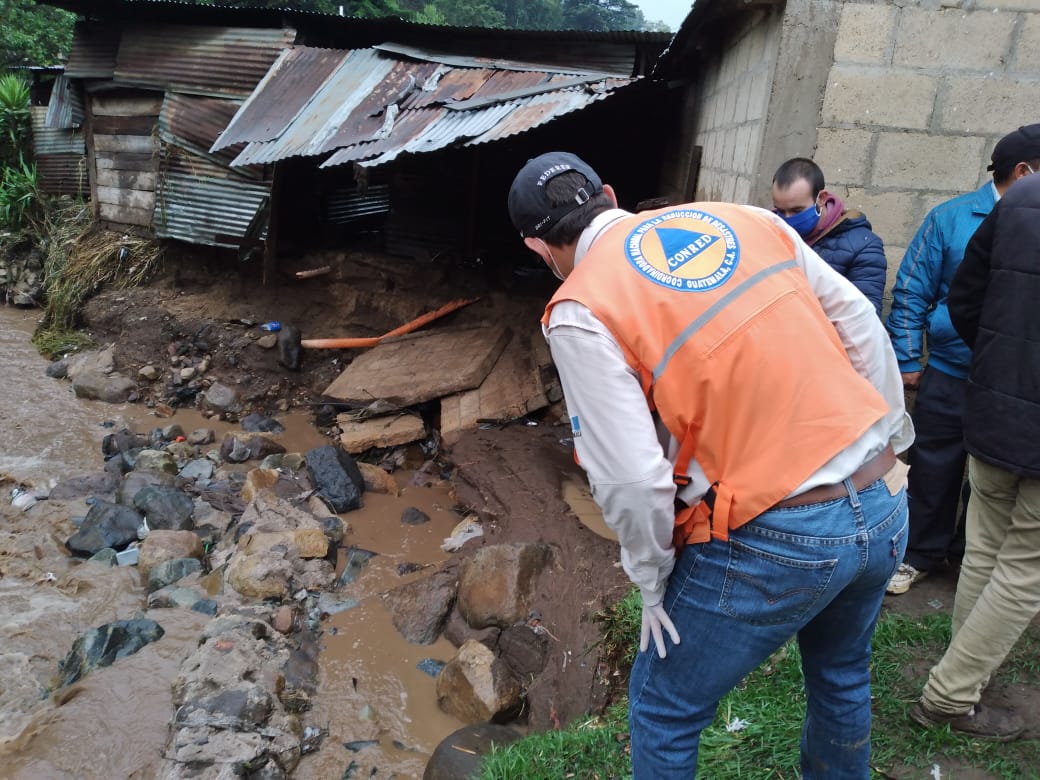 Personal de la Conred evalúa daños en Cajolá, Quetzaltenango, por las fuertes lluvias. (Foto: Conred)
