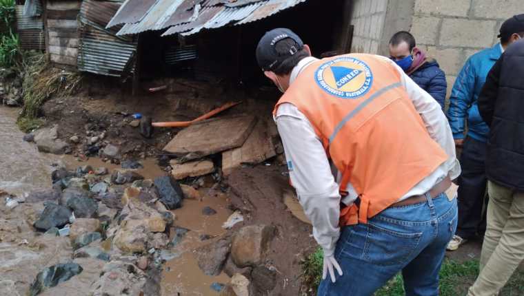 Personal de la Conred evalúa daños en Cajolá, Quetzaltenango, por las fuertes lluvias. (Foto: Conred)