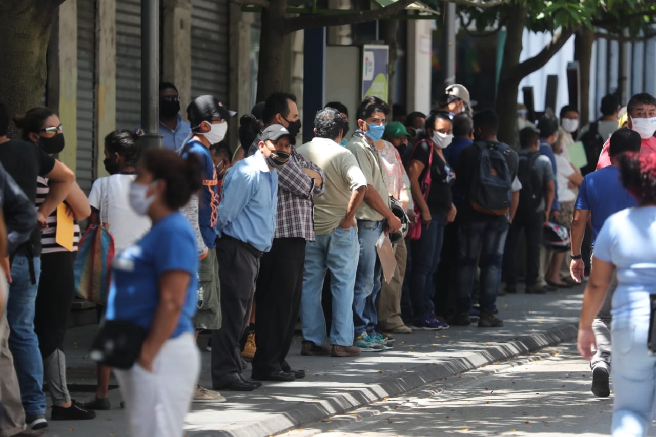 Personas hacen fila para ingresar a oficinas de la Empresa Eléctrica de Guatemala, zona 1, este 25 de mayo. (Foto Prensa Libre: Érick Ávila)