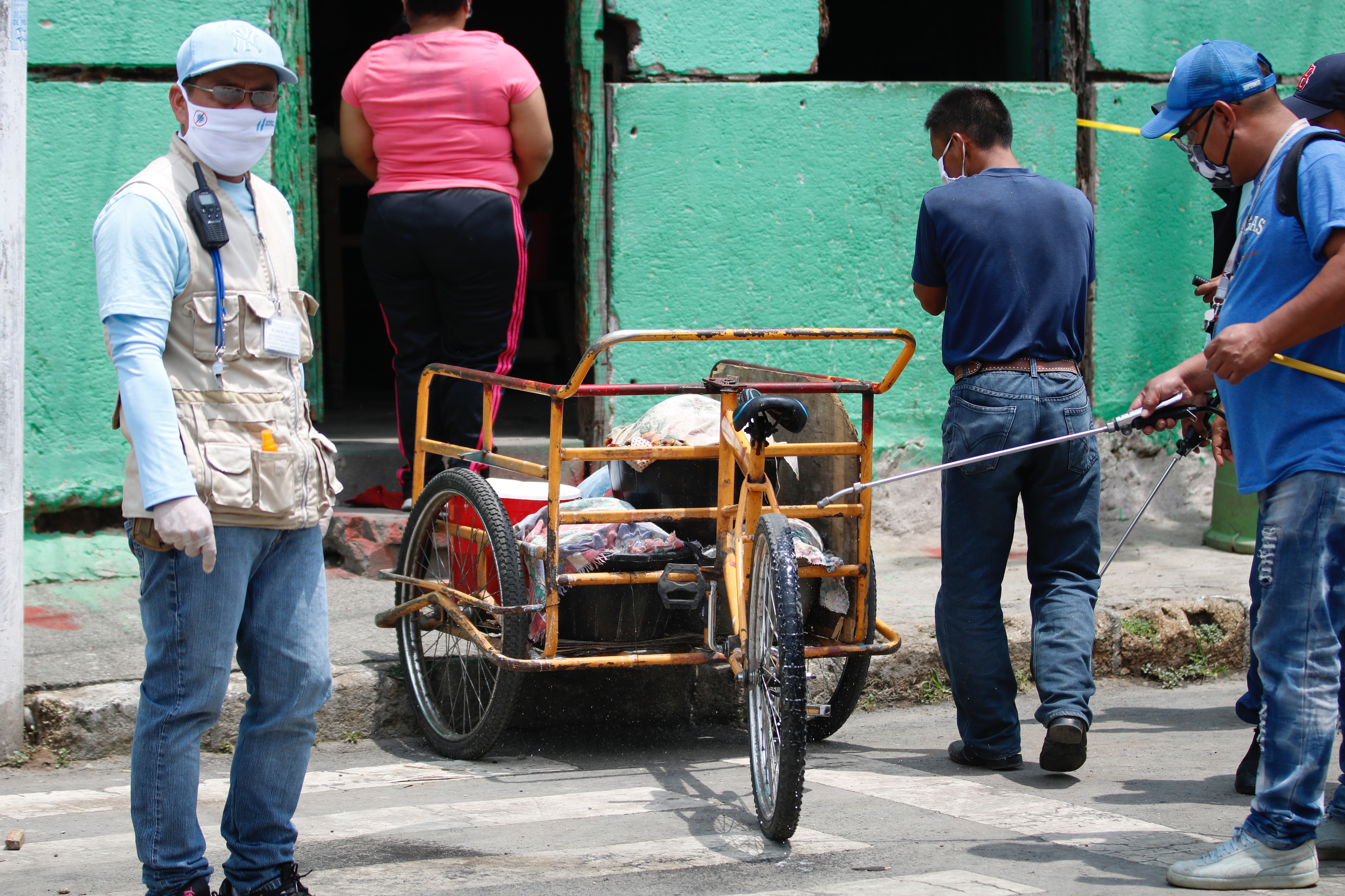 Vecinos de la colonia Landivar desinfectan a todas las personas que ingresan al vecindario. (Foto Prensa Libre: Fernando Cabrera) 