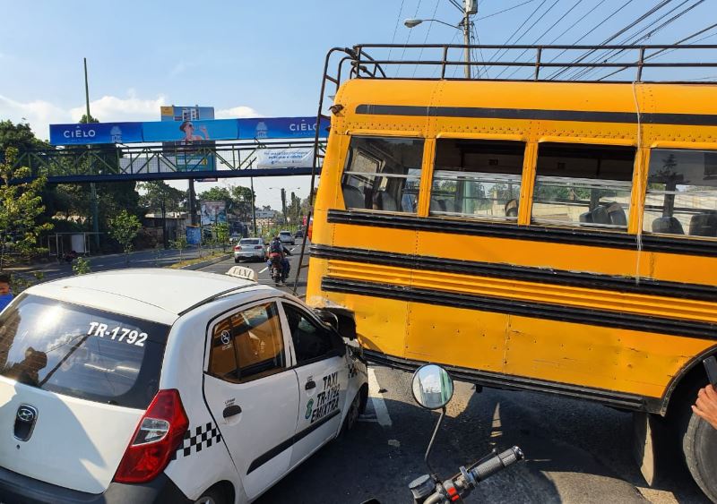 Durante el fin de semana del 1 al 3 de mayo se reportaron varios accidentes de tránsito. (Foto Prensa Libre: Bomberos Voluntarios)