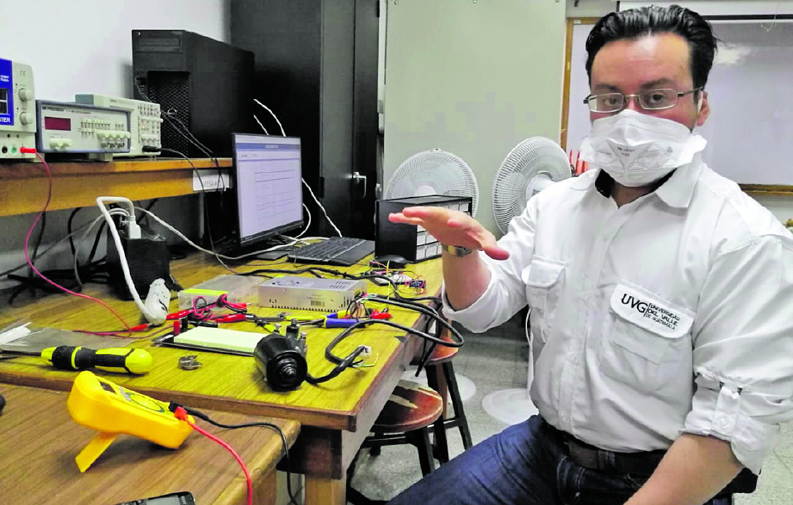 Ingeniero Carlos Esquit, de la UVG, en pleno desarrollo de un ventilador por la crisis sanitaria causada por el covid-19. (Foto Prensa Libre: Hemeroteca PL)