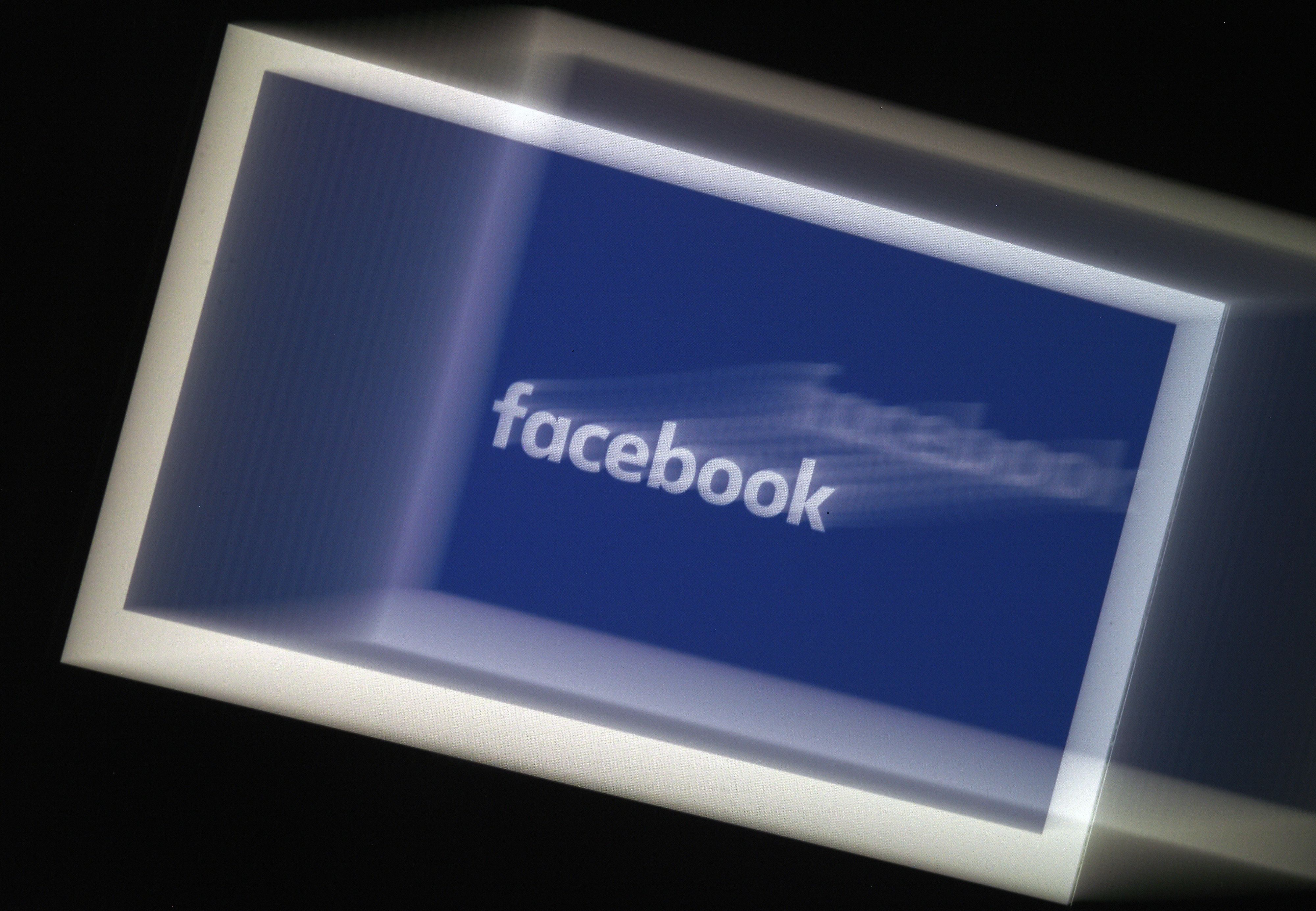 Las redes sociales fueron utilizadas para el envío de imágenes íntimas. (Foto Prensa Libre: AFP)