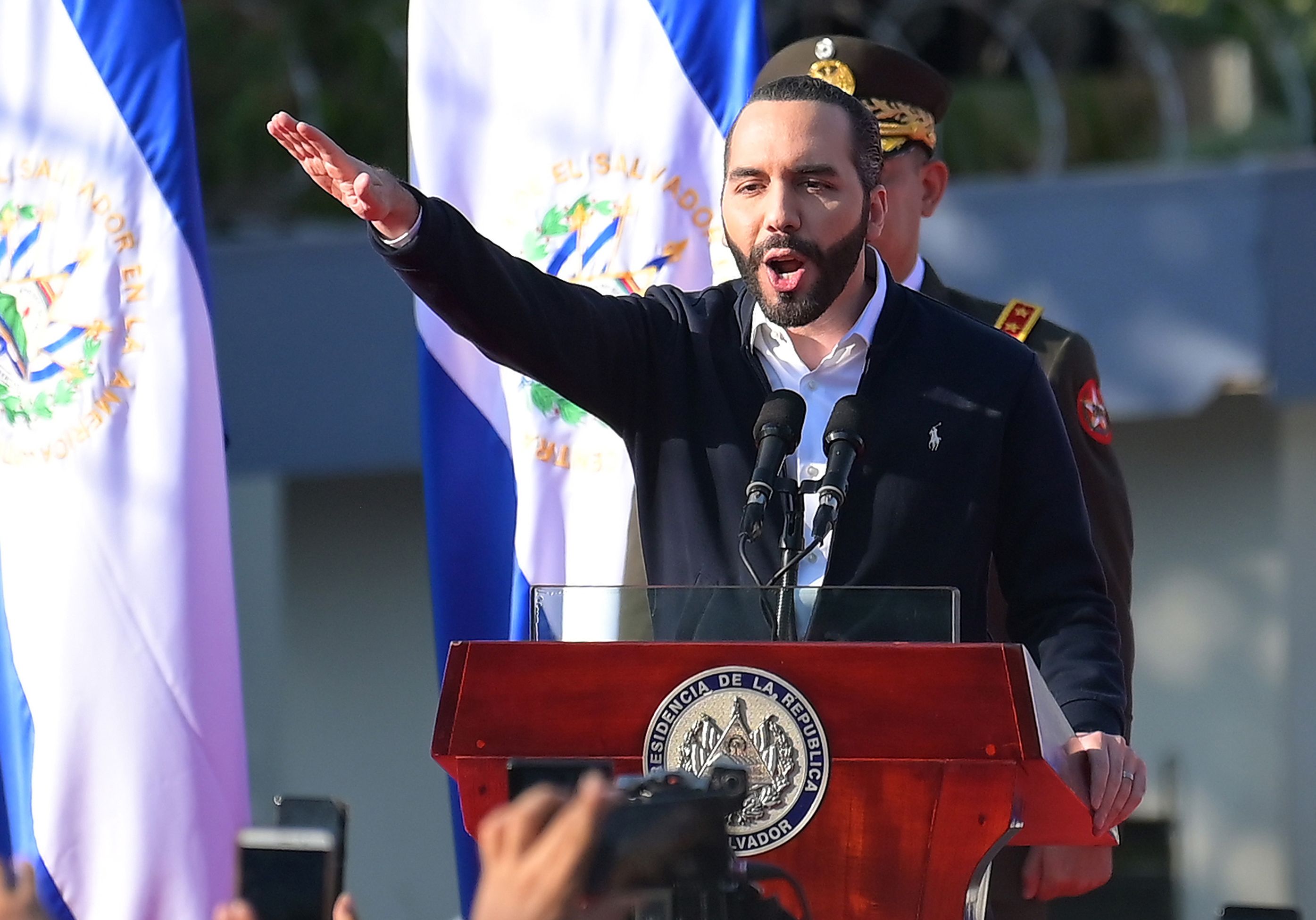 El presidente Nayib Bukele ordenó pruebas a todos los agentes que entren a servicio. (Foto Prensa Libre: AFP)