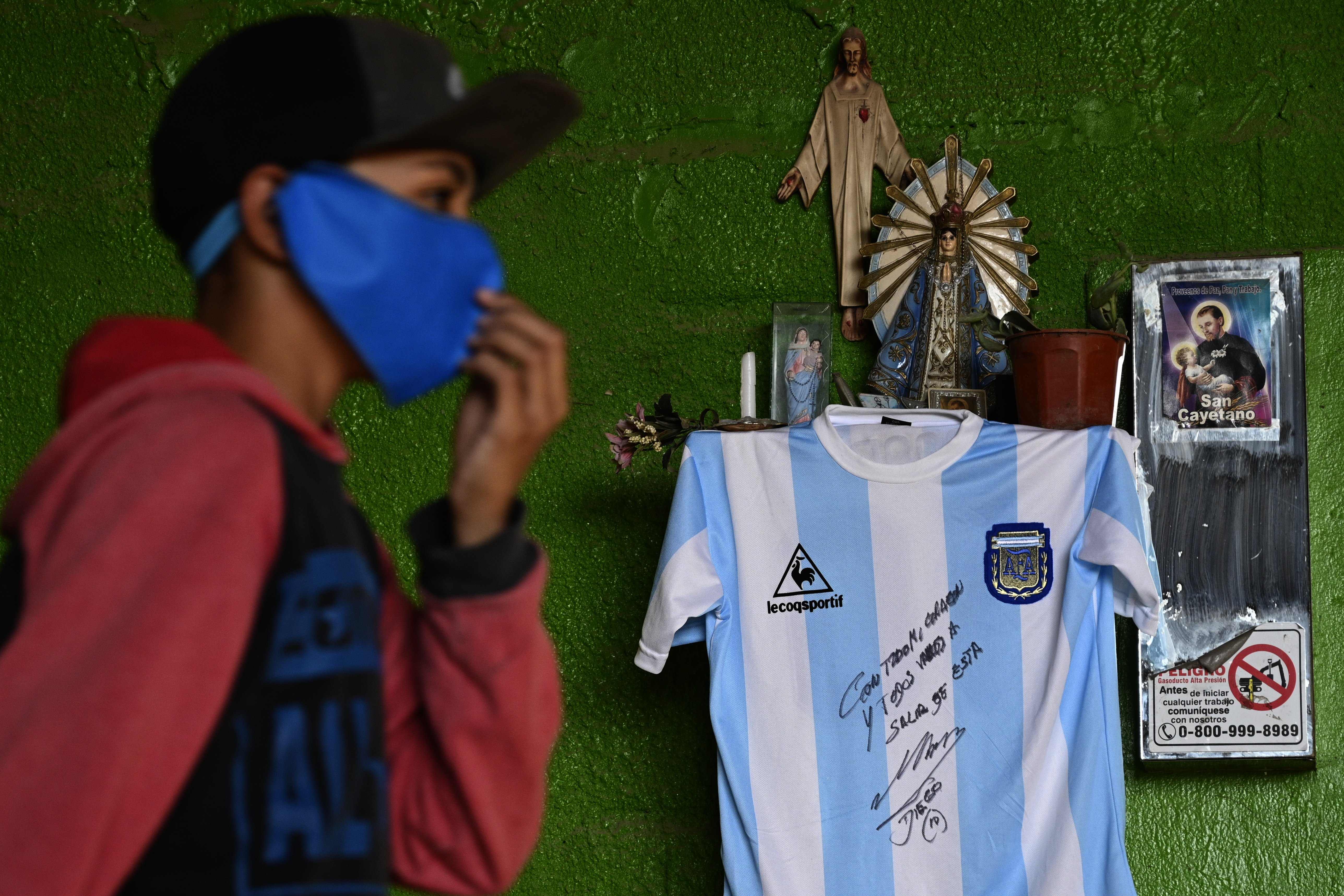 Lo recaudado en el sorteo de la playera de Maradona se repartirá en merenderos y ollas populares del barrio de viviendas sociales René Favaloro y en los asentamientos precarios que lo rodean. (Foto Prensa Libre AFP).