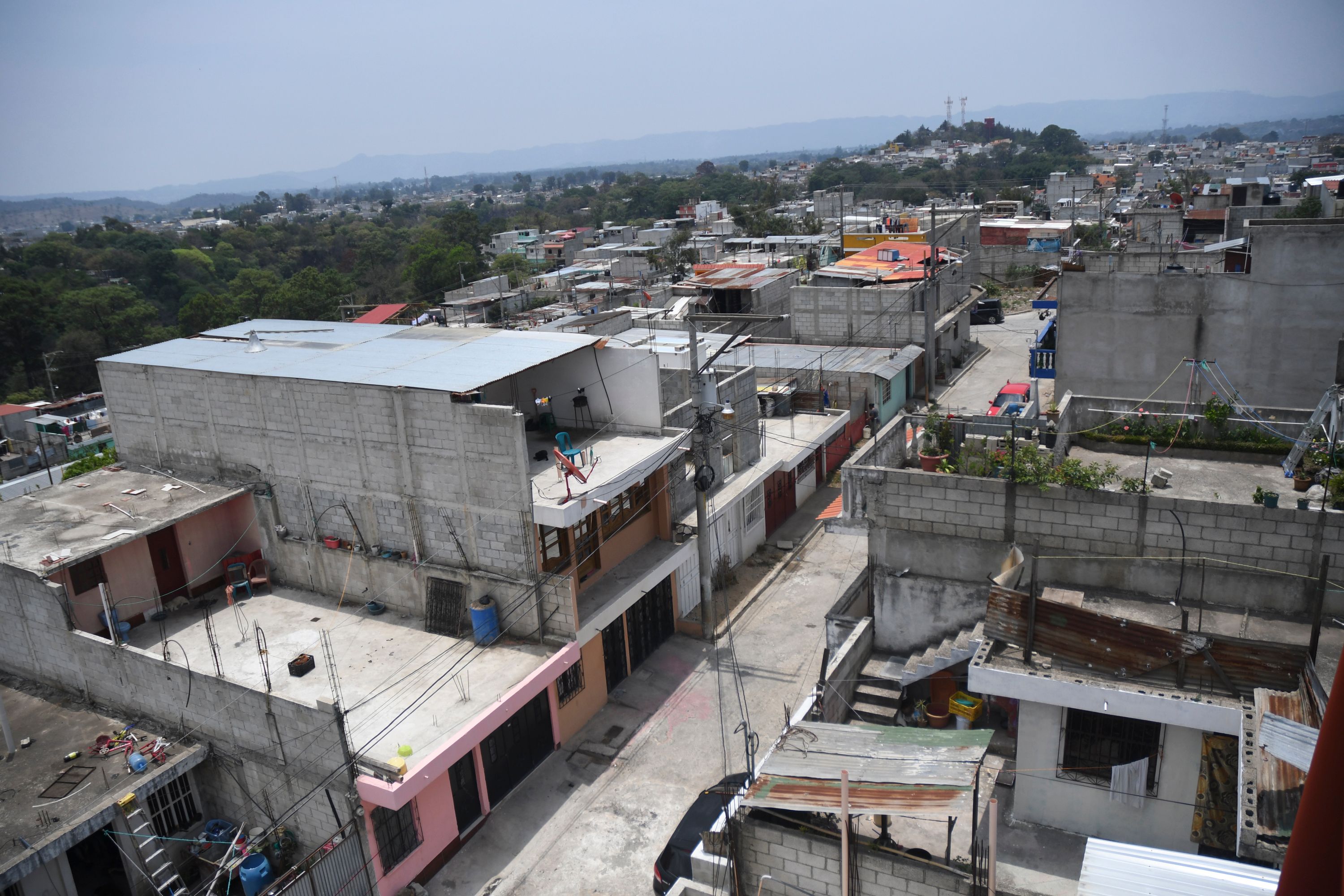 Vista de Monte Carmelo II, Lo de Mejía, San Juan Sacatepéquez, bajo el cordón sanitario por casos de covid-19, el 12 de mayo de 2020. (Foto Prensa Libre: AFP)