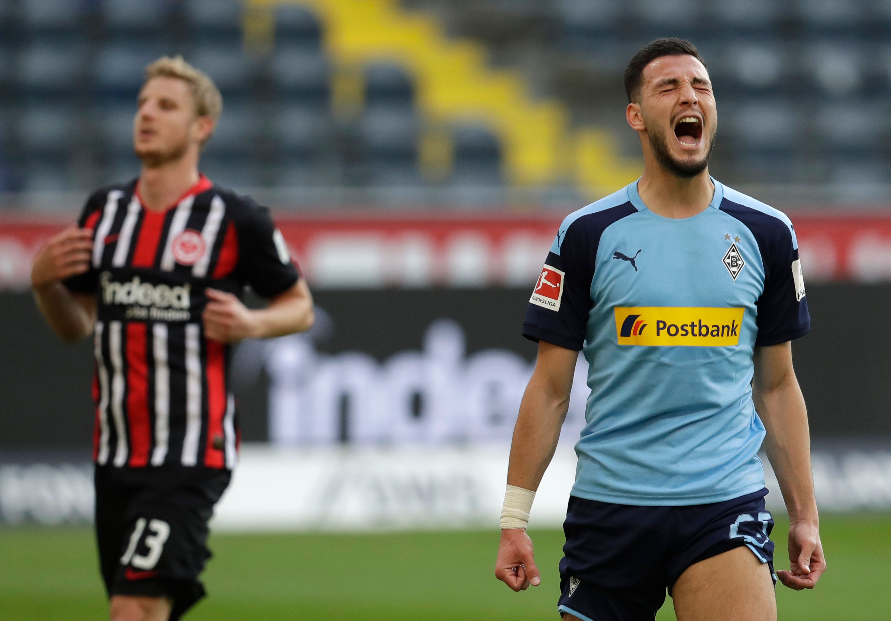 Ramy Bensebaini  del Moenchengladbach celebra uno de los goles de su equipo. (Foto Prensa Libre: AFP)