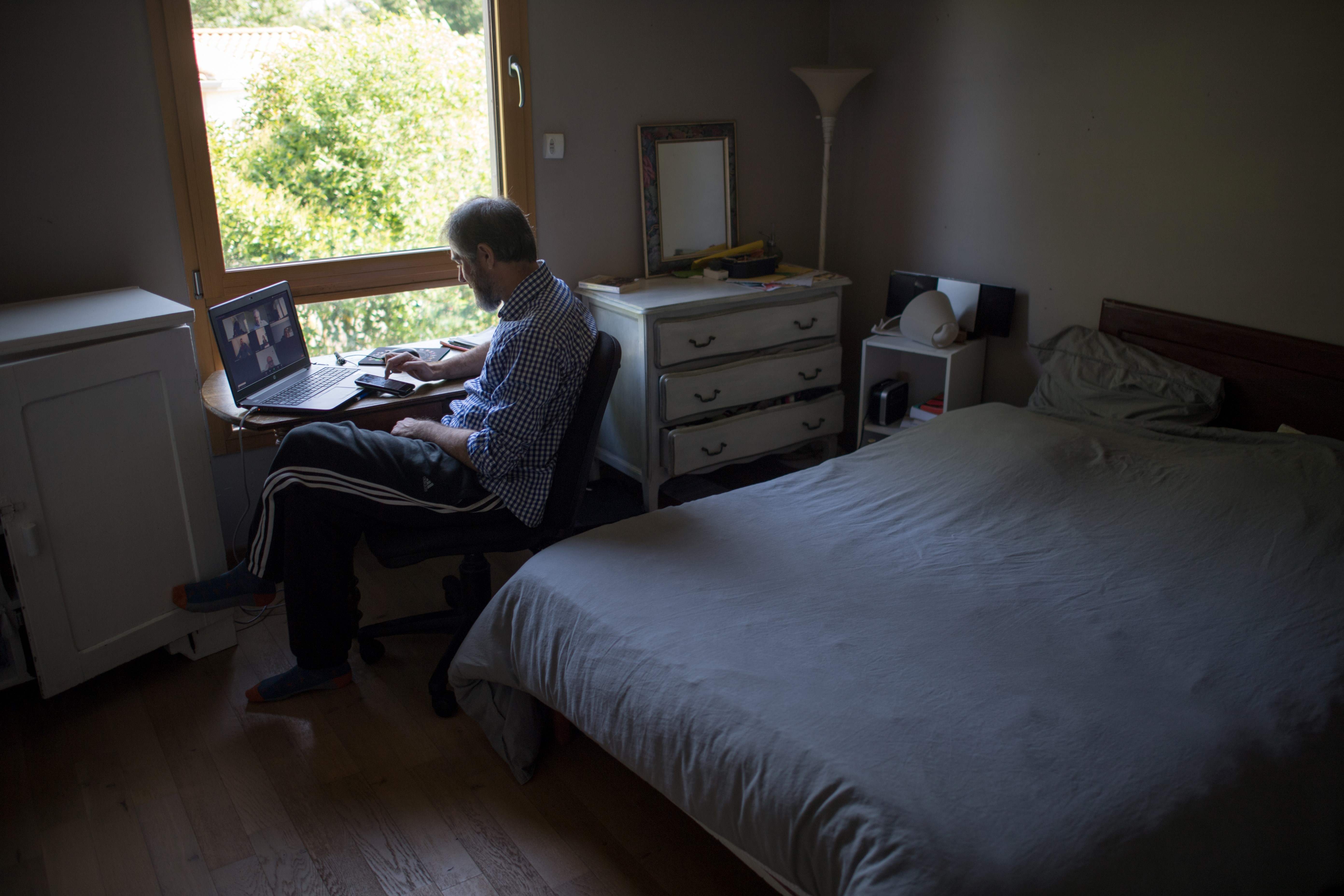 El internet se convirtió en un servicio básico durante la pandemia para muchos hogares donde los adultos trabajan en casa y los niños estudian a distancia. (Foto Prensa Libre: AFP)