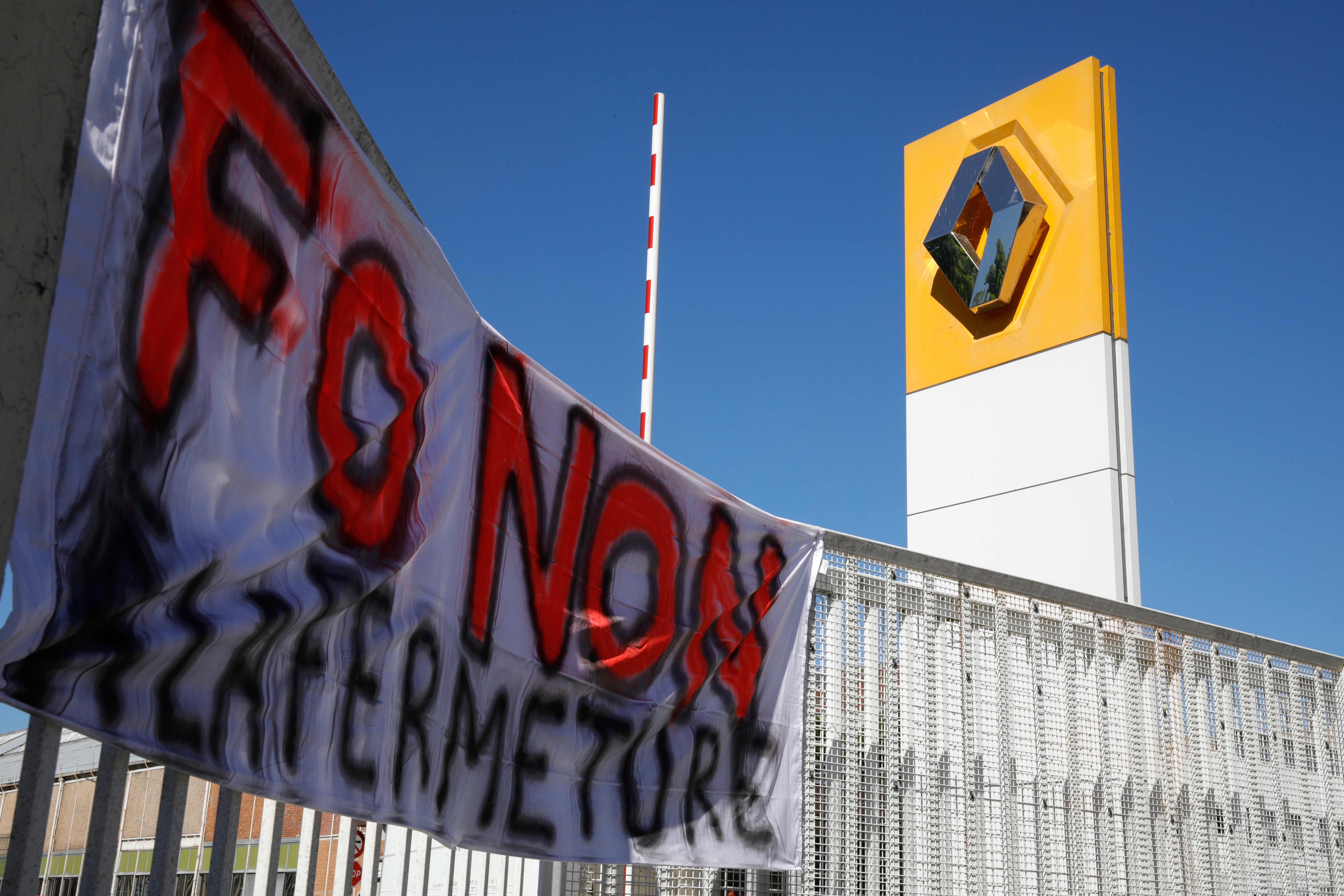 Miles de empleados se quedaron sin ingresos ante el cierre de la planta de Renault en Francia. (Foto Prensa Libre: AFP)