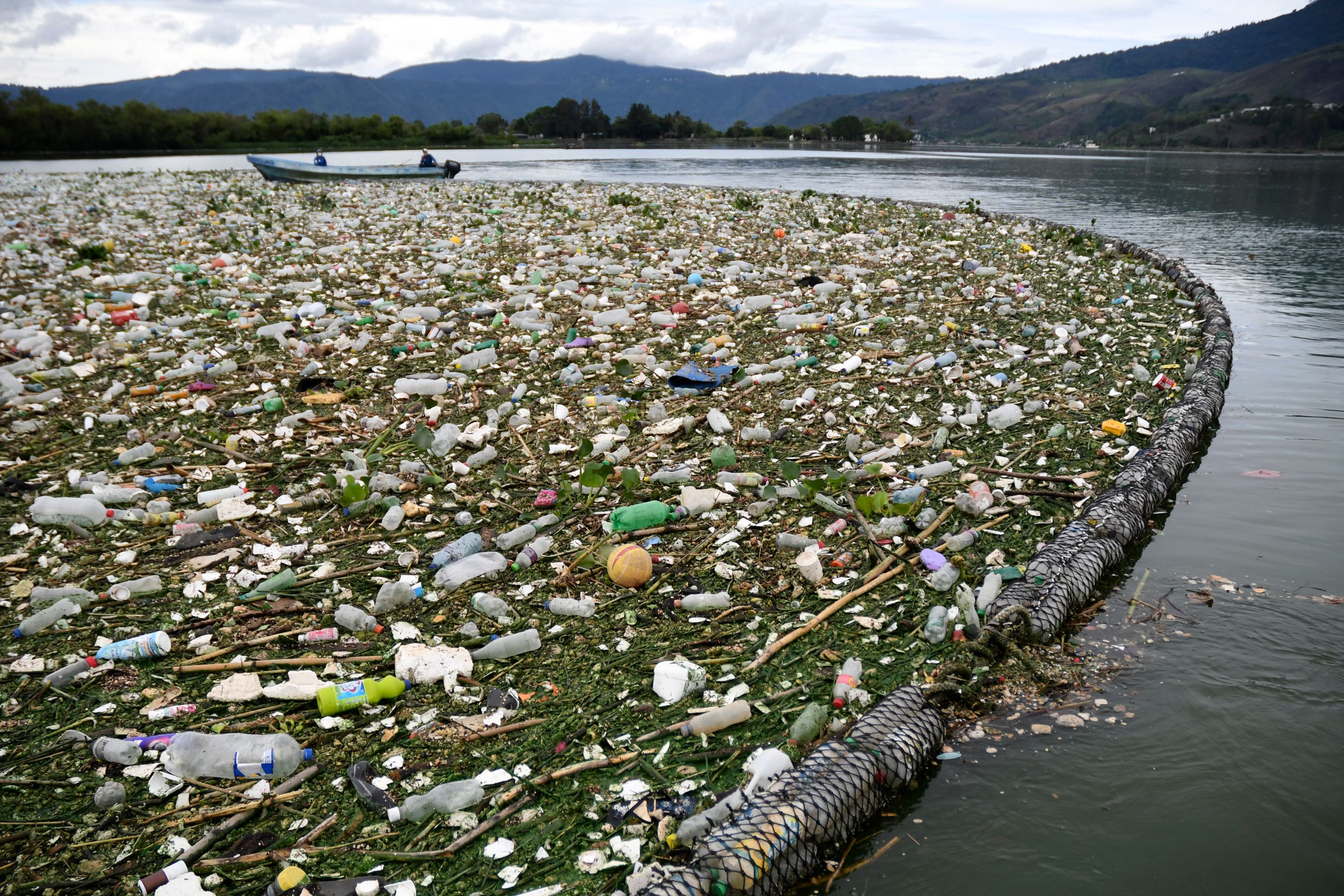 Miles de toneladas de basura llegan cada año al Lago de Amatitlán. (Foto Prensa Libre: Hemeroteca PL)