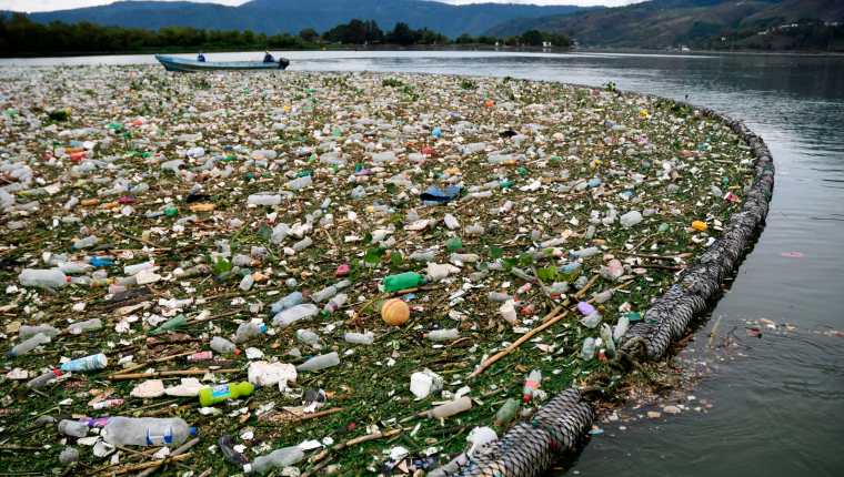 Miles de toneladas de basura llegan cada año al Lago de Amatitlán. (Foto Prensa Libre: Hemeroteca PL)