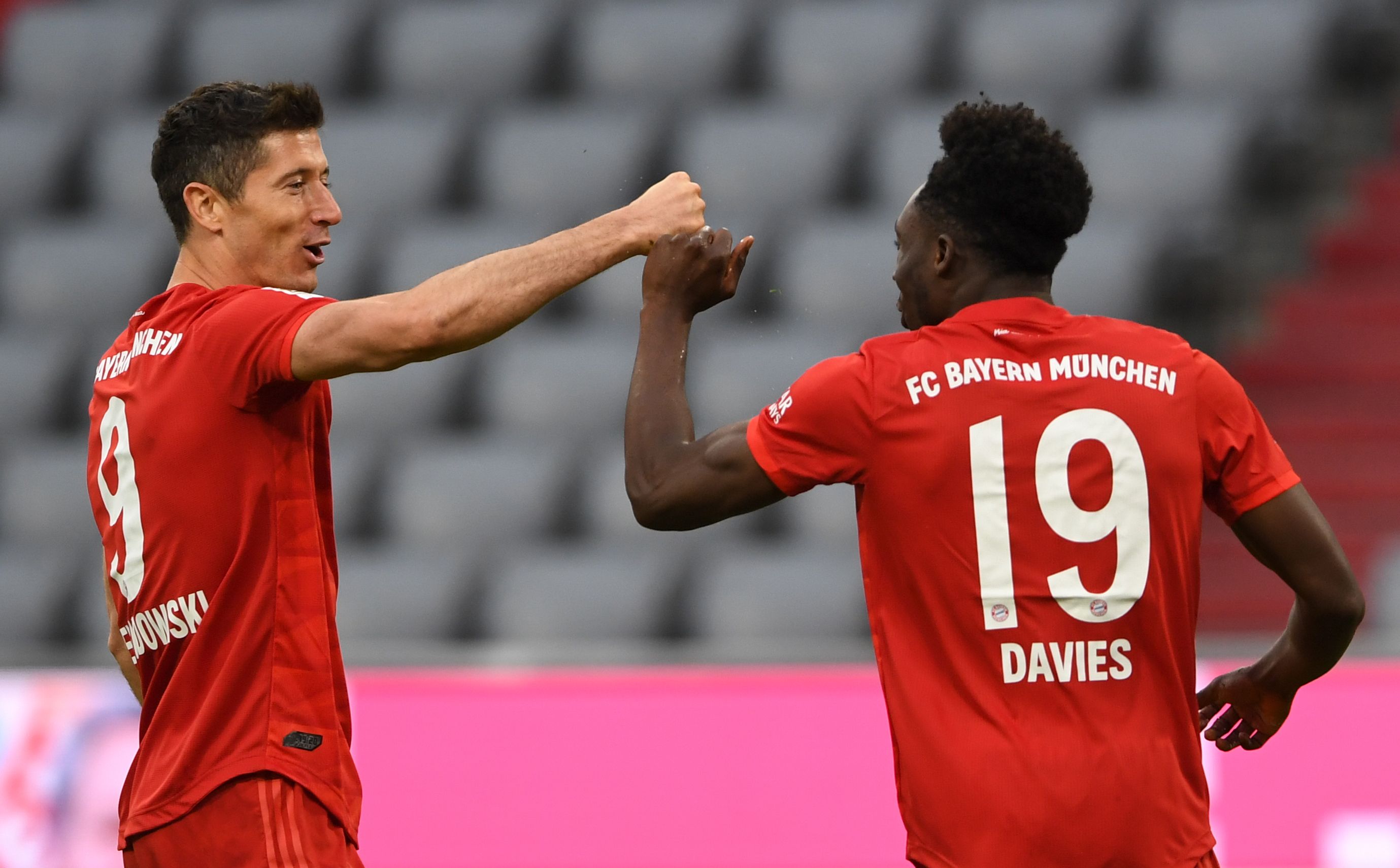 Robert Lewandowski (i) y el medicampista defensivo, Alphonso Davies, celebran el 5-0 sobre el Fortuna Duesseldorf. (Foto Prensa Libre: AFP)