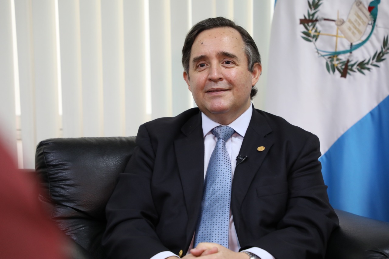 El embajador de Guatemala en EE. UU., Alfonso Quiñonez, habla con Prensa Libre sobre la agenda de que interesa al país. (Foto Prensa Libre: Cortesía)
