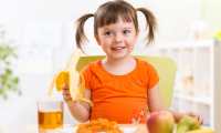 Para lograr una alimentación saludable, los niños deben comenzar a comer frutas y verduras desde pequeños y así adquirir el hábito. (Foto Prensa Libre: Hemeroteca PL).