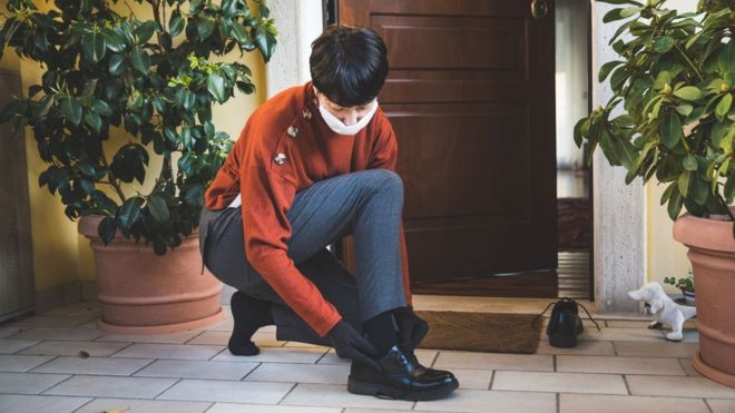 Debido al coronavirus, algunas personas han considerado quitarse los zapatos antes de entrar en sus hogares. (Foto Prensa Libre: Getty Images)