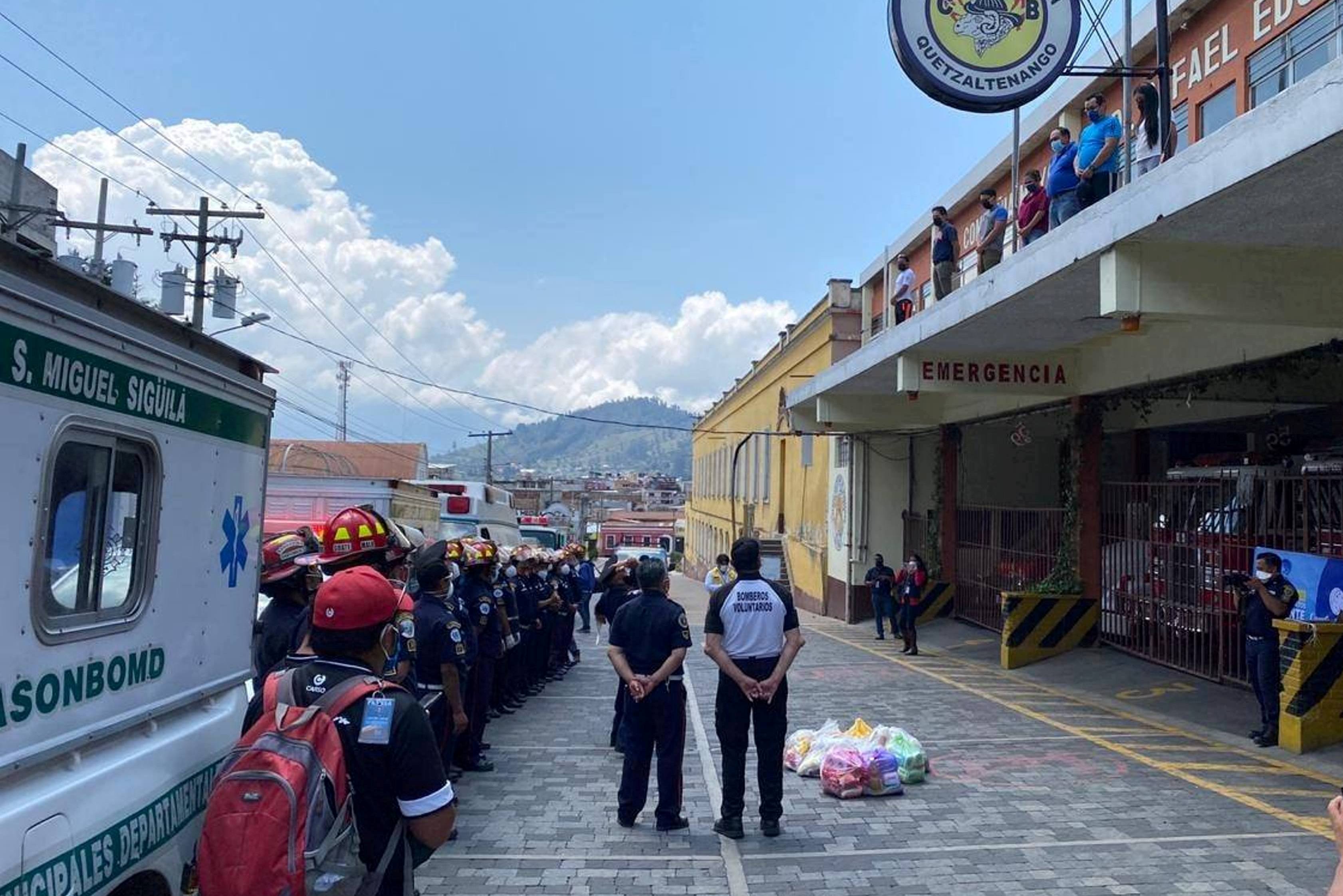Los Bomberos Voluntarios observaron desde el segundo nivel del edificio el acto que les ofrecieron sus colegas. (Foto Prensa Libre: cortesía) 