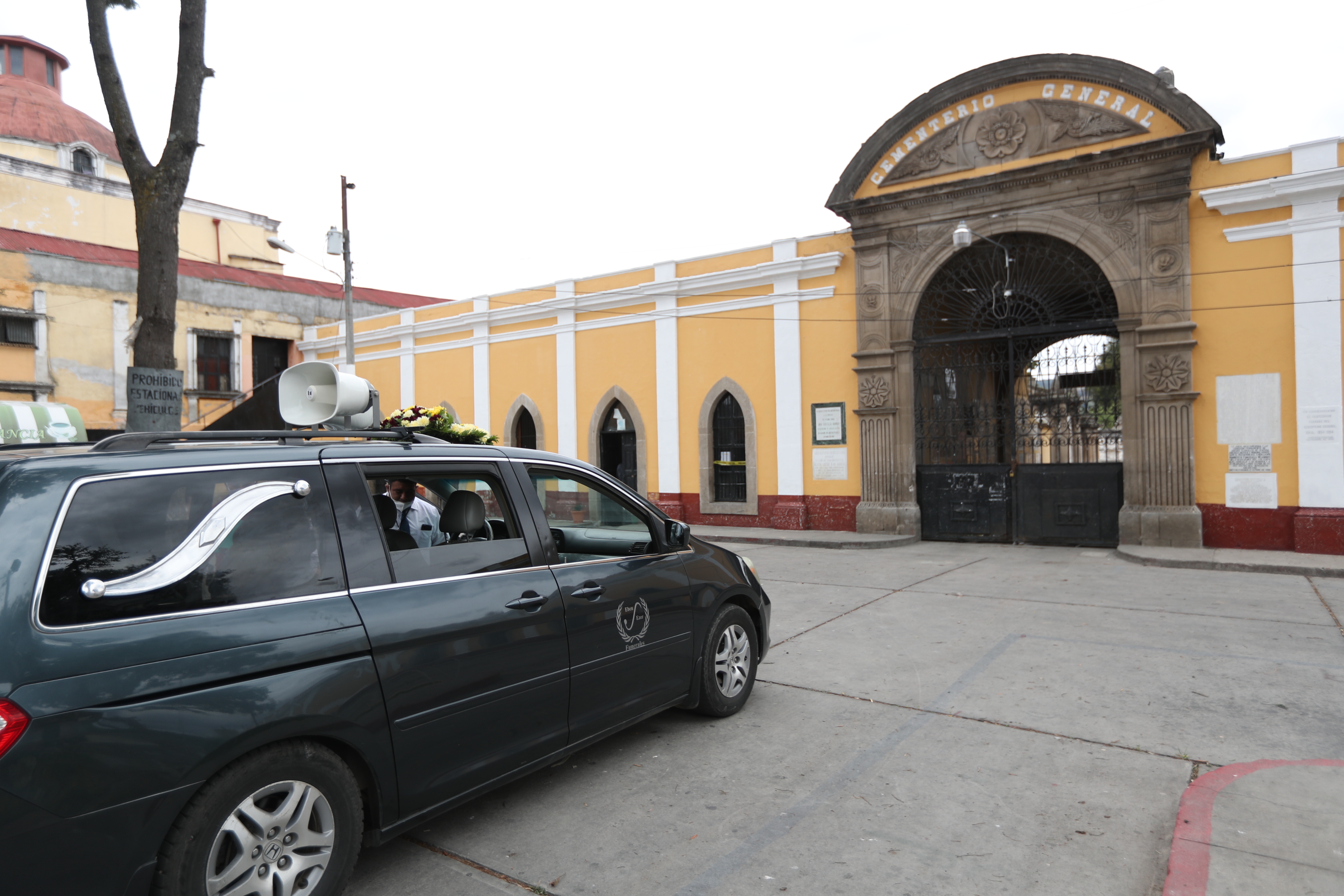 Reducen el número de personas que ingresarán al cementerio de Quetzaltenango para los entierros de casos ajenos al coronavirus. (Foto Prensa Libre: María Longo) 