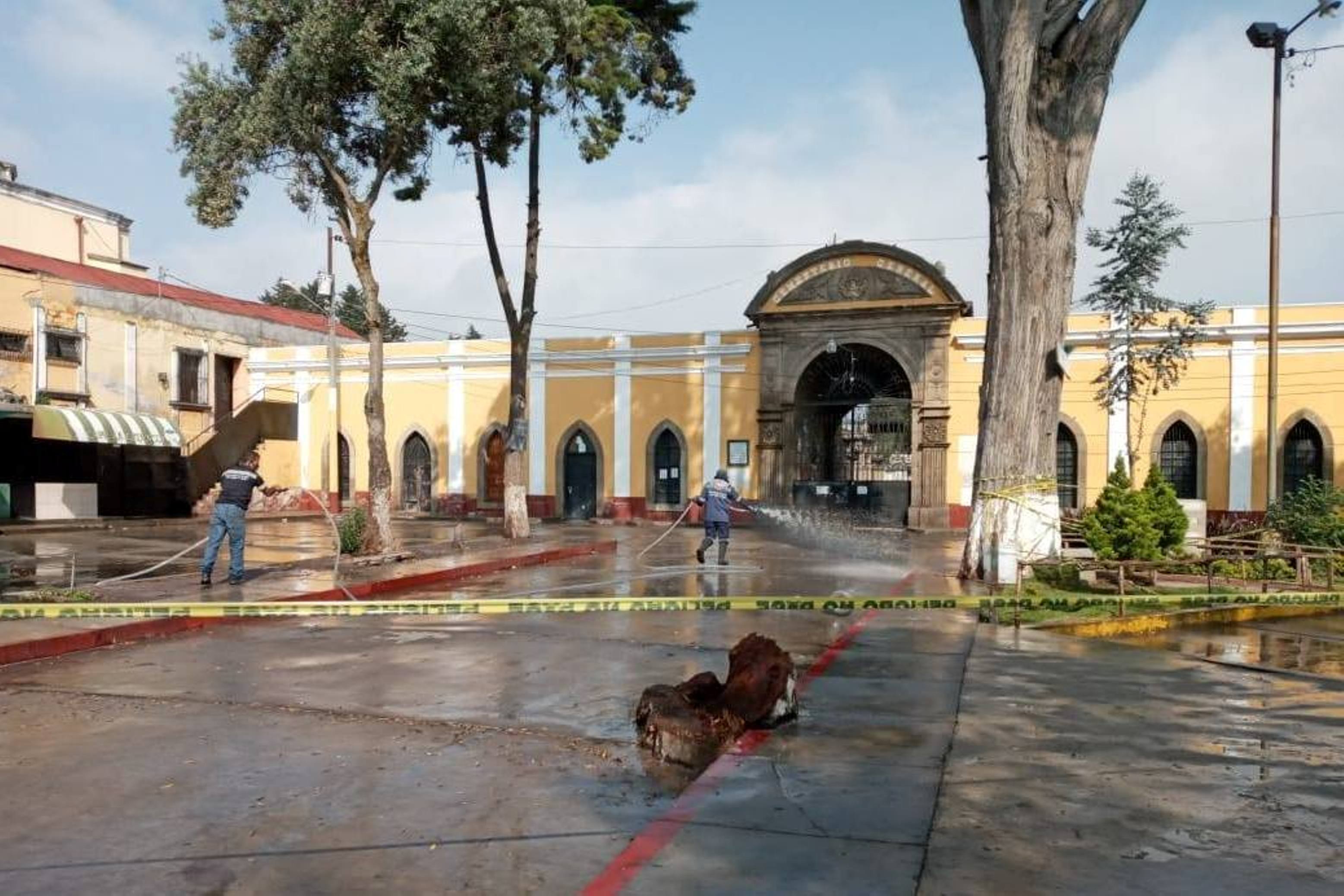El Cementerio Municipal de Quetzaltenango es desinfectado por las víctimas del coronavirus que han sido enterrados en el lugar. (Foto Prensa Libre: María Longo) 