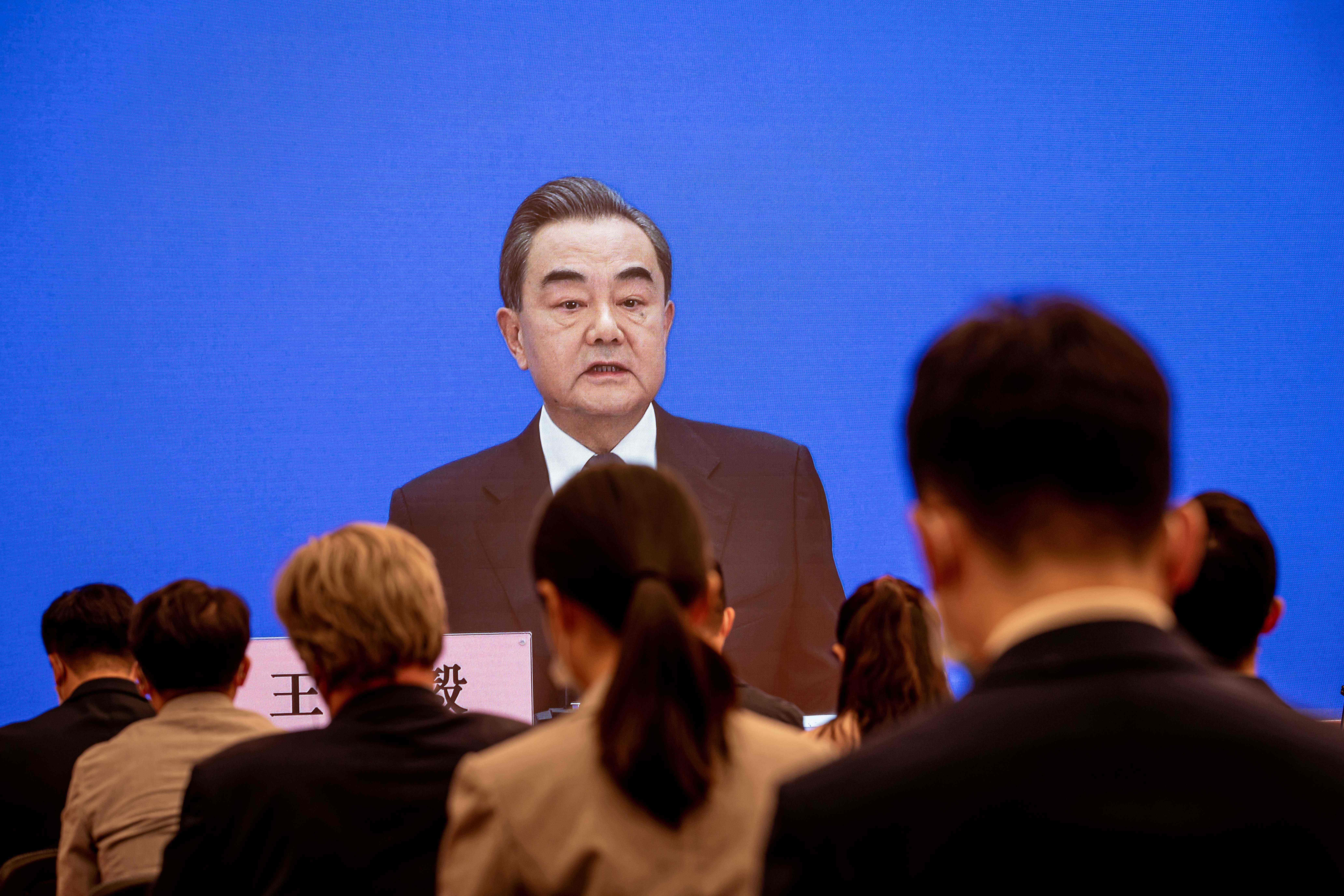 El ministro de Relaciones Exteriores de China, Wang Yi, habla durante su conferencia de prensa por medio de enlace de video en línea durante el Congreso Nacional del Pueblo (APN) en el centro de medios en Pekín. (Foto Prensa Libre: AFP)