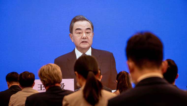 El ministro de Relaciones Exteriores de China, Wang Yi, habla durante su conferencia de prensa por medio de enlace de video en línea durante el Congreso Nacional del Pueblo (APN) en el centro de medios en Pekín. (Foto Prensa Libre: AFP)