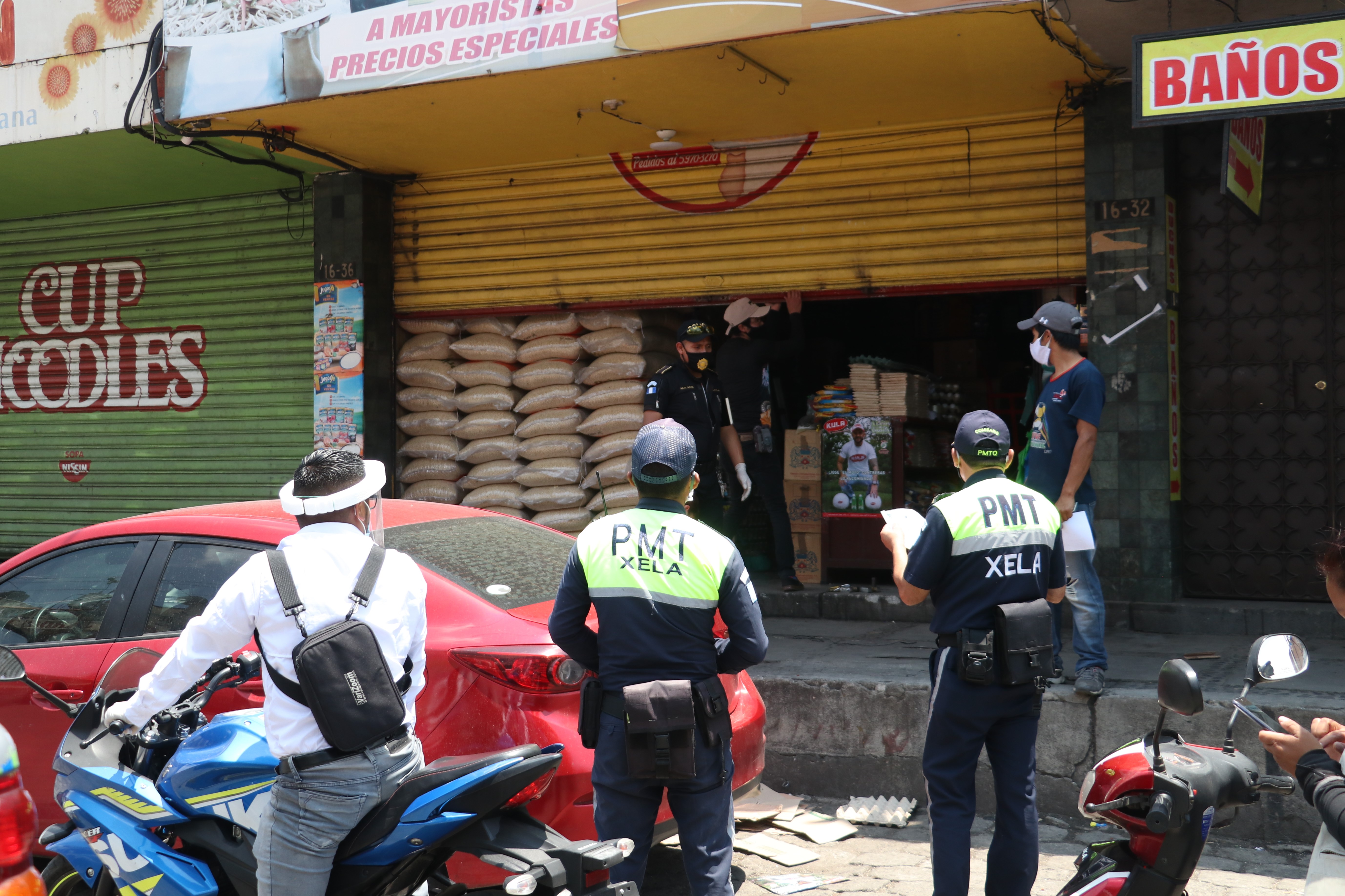 Un negocio en la zona 3 de Xela fue sancionado por estar abierto después de las 11 horas. (Foto Prensa Libre: Raúl Juárez)