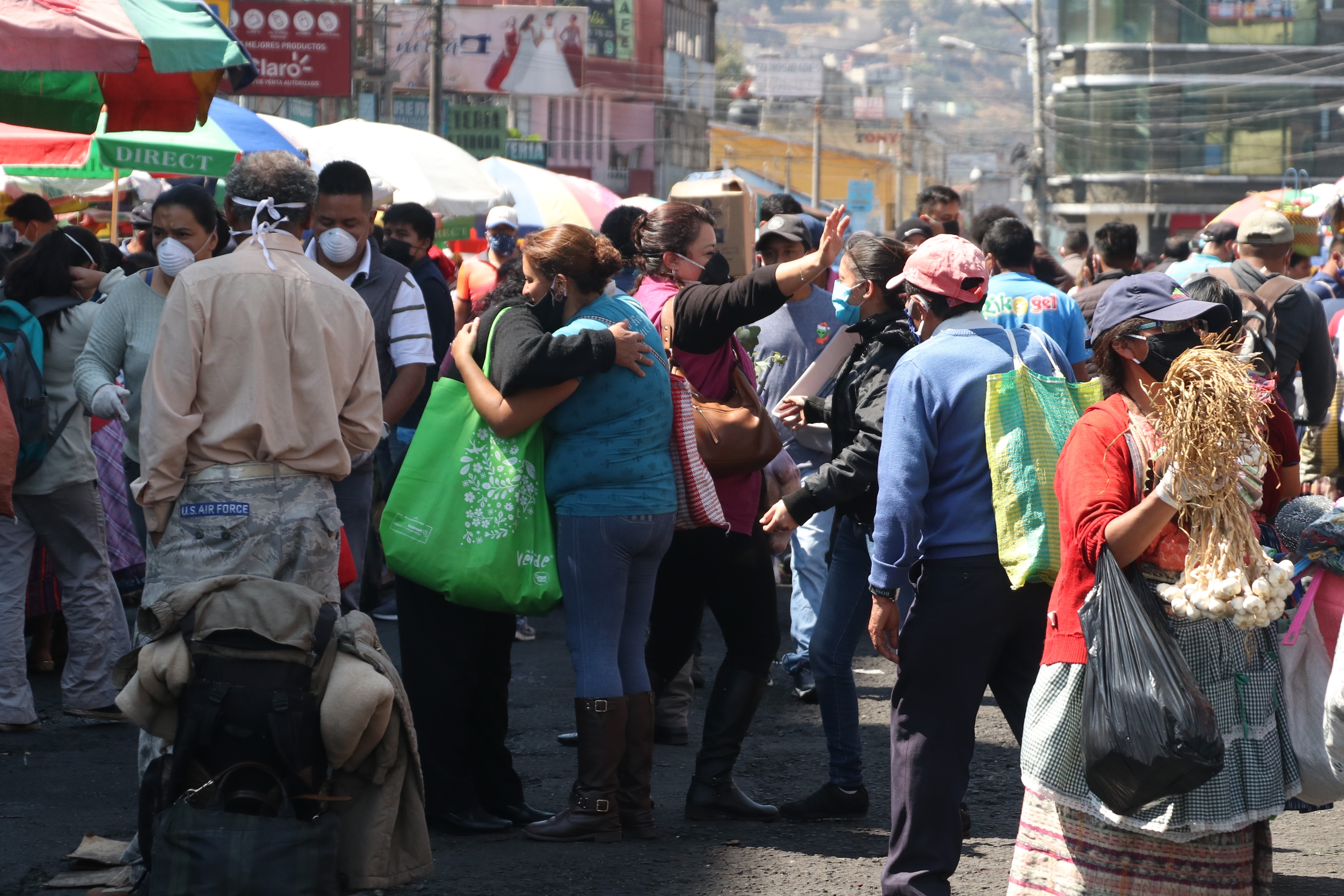 En las últimas semanas se ha incrementado la cantidad de personas en los mercados sin guardar el distanciamiento social. (Foto Prensa Libre: Raúl Juárez)