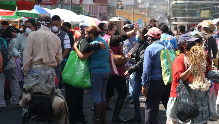 En las últimas semanas se ha incrementado la cantidad de personas en los mercados sin guardar el distanciamiento social. (Foto Prensa Libre: Raúl Juárez)