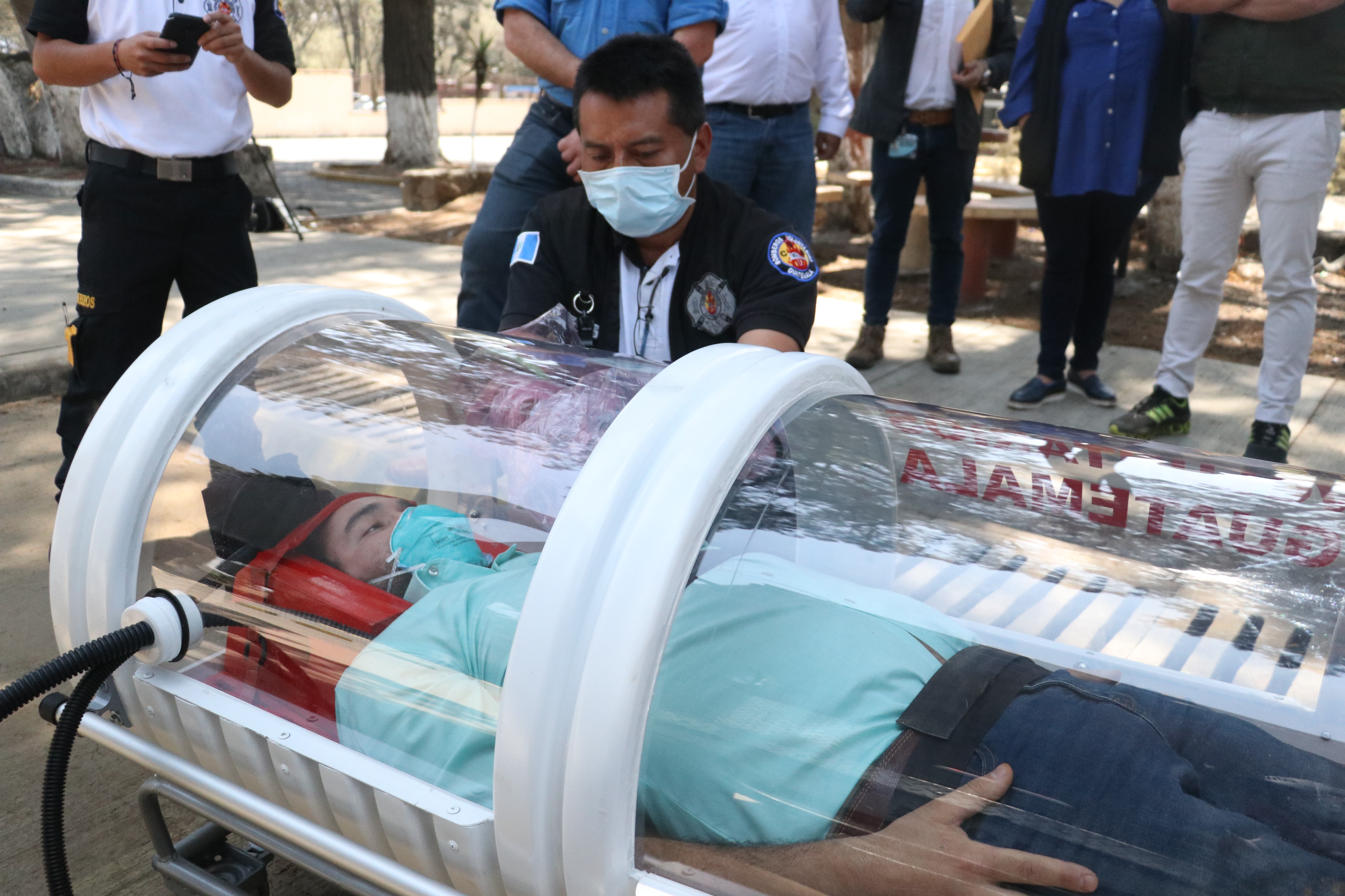 Bomberos Voluntarios de San Marcos hicieron una simulación de transportar a un paciente positivo de covid-19 para demostrar cómo funciona la cápsula. (Foto Prensa Libre: Raúl Juárez)