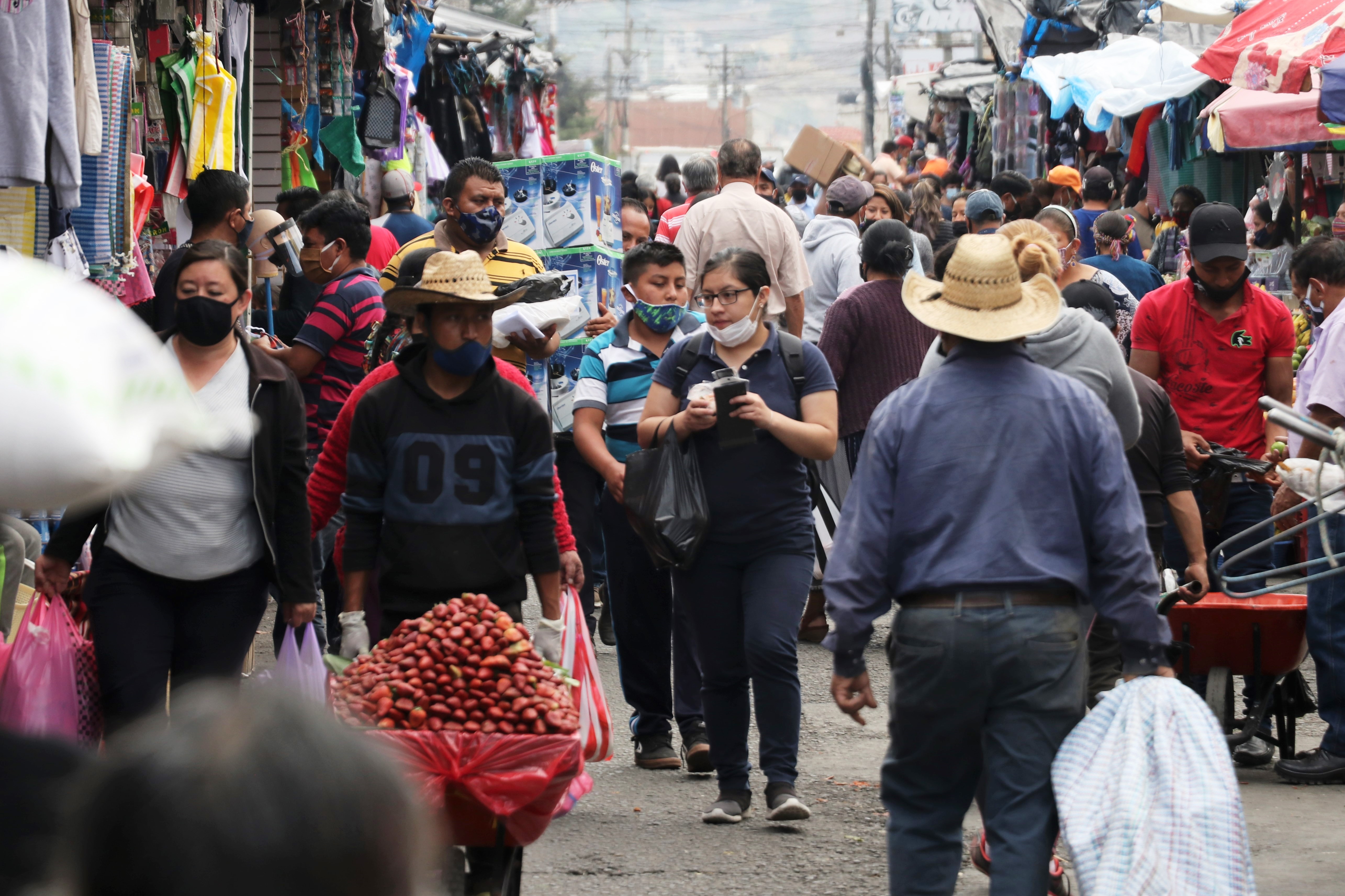 En Quetzaltenango se observó aglomeraciones en los mercados. (Foto Prensa Libre: Raúl Juárez) 