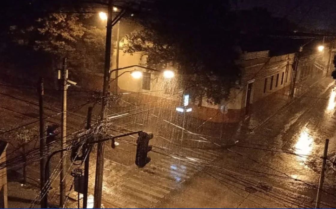 Lluvia en la zona 1 de la capital. (Foto Prensa Libre).