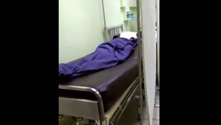 Una mujer que murió en el IGSS pasó varias horas sin ser trasladada a la morgue. (Foto Prensa Libre: Cortesía).