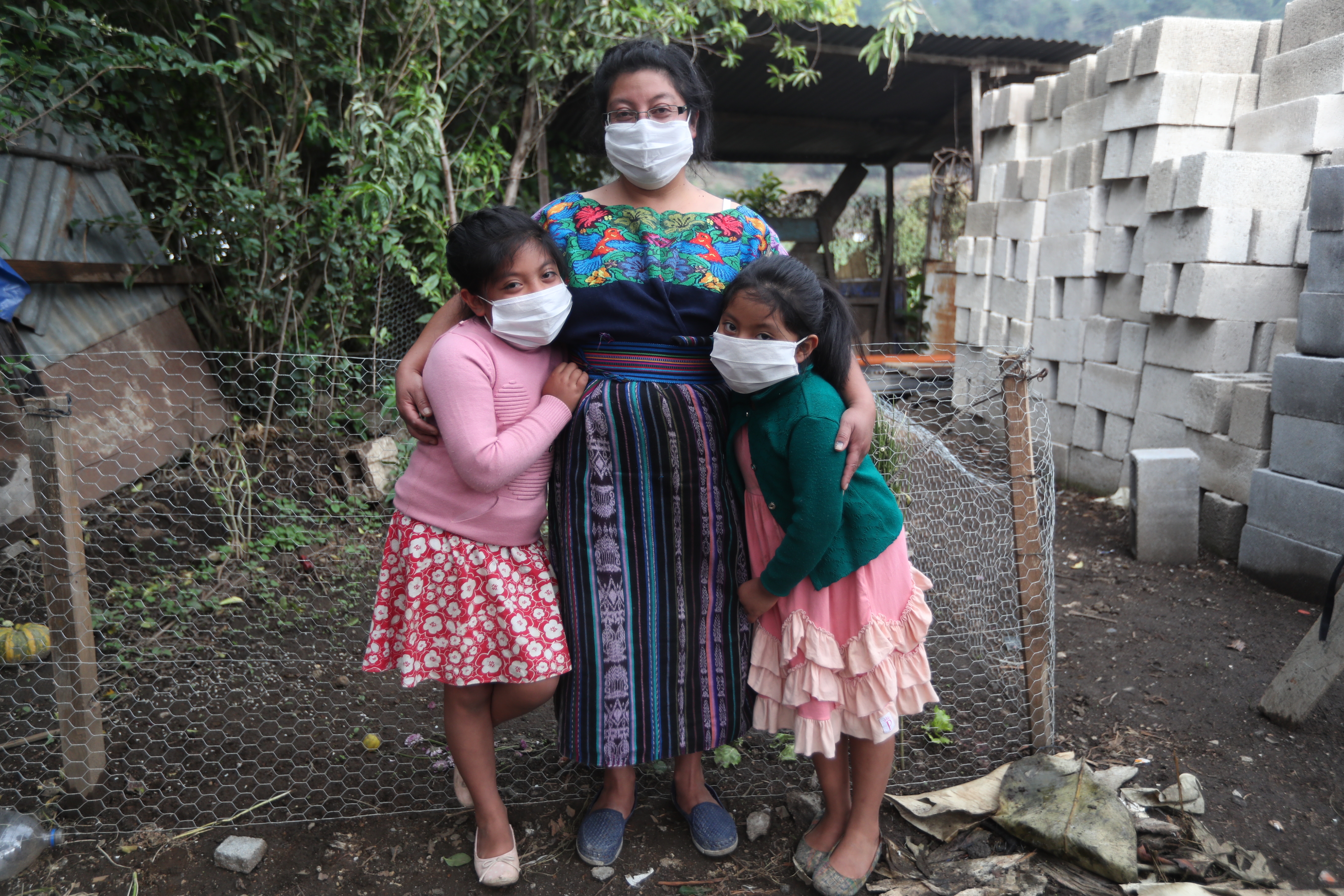 Carmen Hernández y sus hijas de 6 y 7 años viven en una aldea de Cantel, Quetzaltenango, donde cientos han migrado a EE. UU. y ahora han dejado de enviar dinero por la crisis económica que causó el coronavirus. (Foto Prensa Libre: María José Longo)