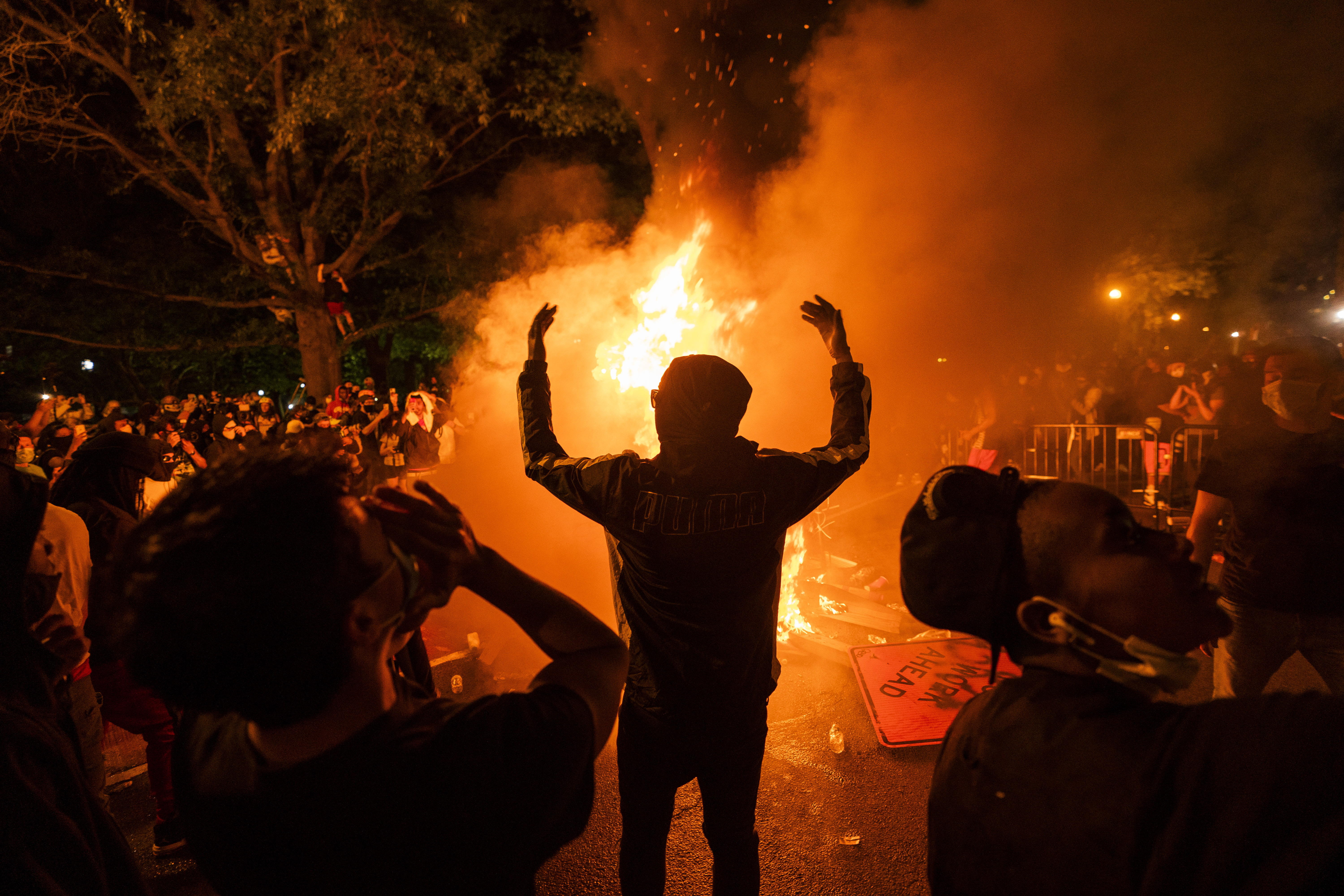 Manifestantes predieron fuego a objetos cerca de la Casa Blanca como protestas por la muerte de George Floyd. Fotografía  Prensa Libre: EFE