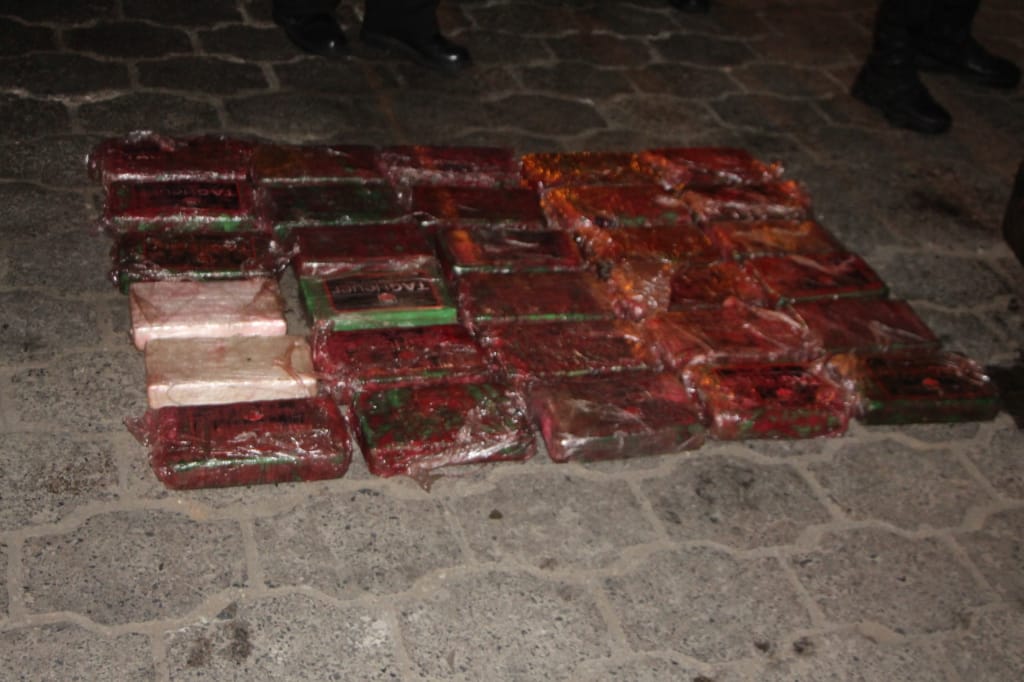 Al menos 30 paquetes de cocaína estaban escondidos en un vehículo interceptado en Alta Verapaz. (Foto Prensa Libre: MP)