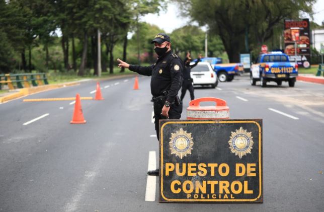 En el Bulevar Liberación la PNC efectúa operativos en este toque de queda. (Foto Prensa Libre: Hemeroteca PL). 