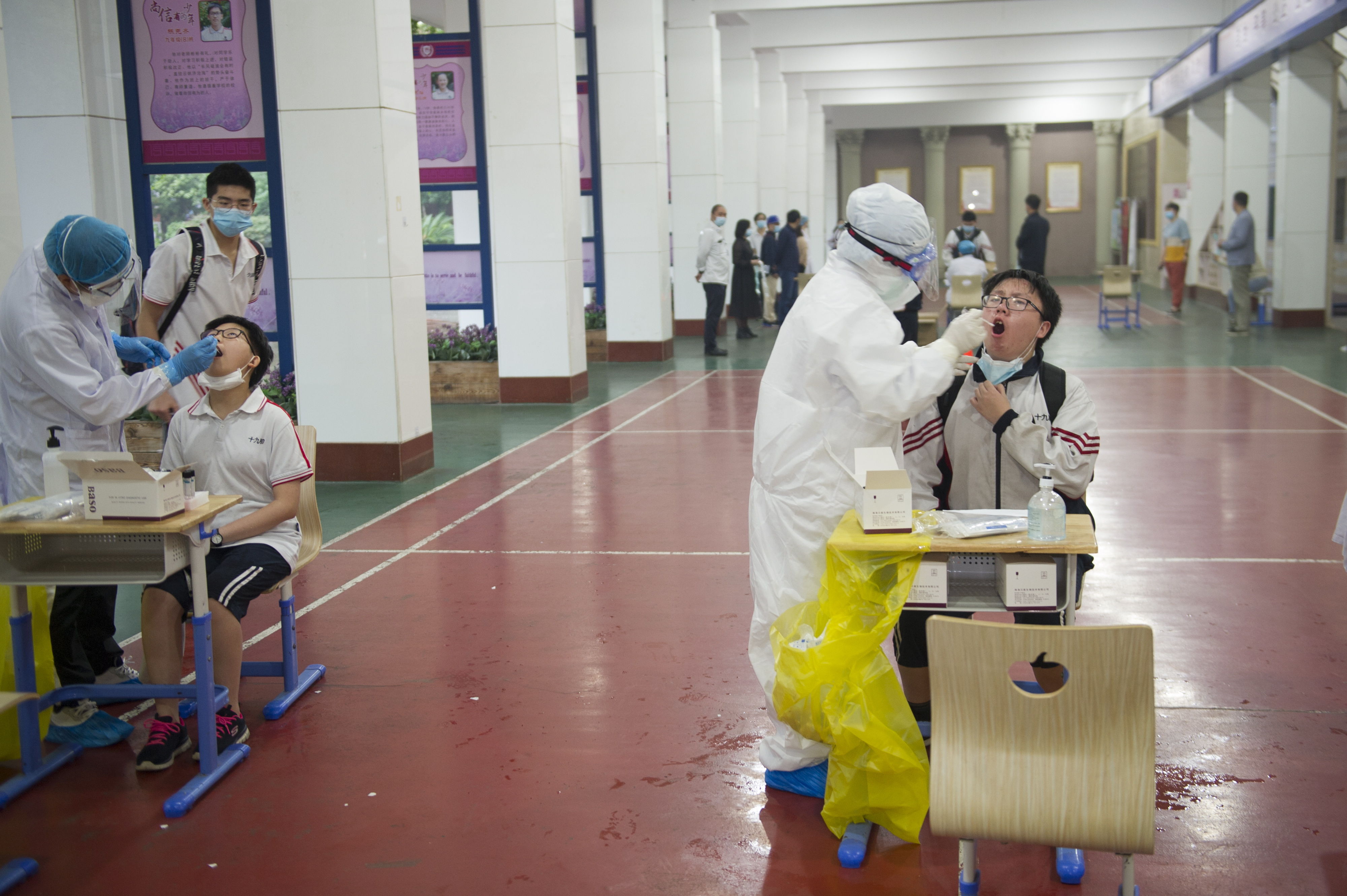 La prueba busca determinar si una persona puede regresar a sus labores sin riesgo de contagiarse de coronavirus. (Foto Prensa Libre: EFE)