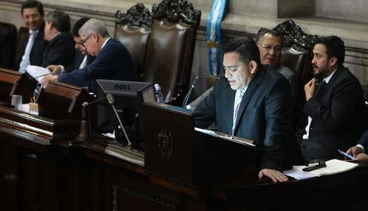 Édgar Cristiani es señalado por el MP de contrataciones irregulares en el Congreso. (Foto HemerotecaPL)