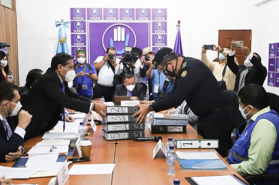 Ervin Mayén Véliz,, director de la PNC, entrega documentación a diputados de la bancada Todos en el Congreso. (Foto Prensa Libre: Dulce Rivera)