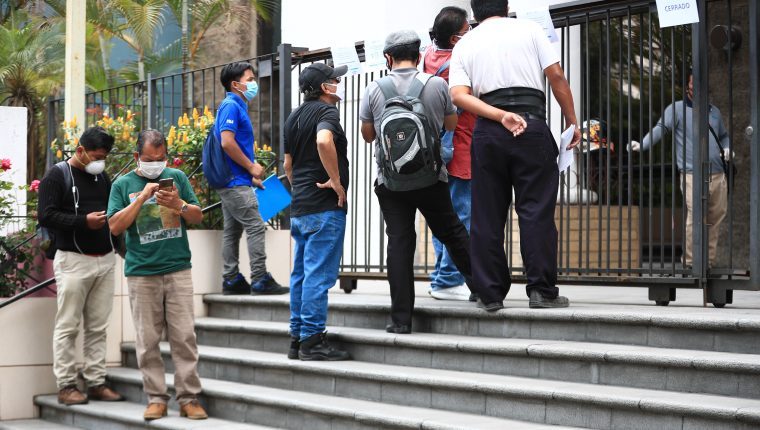 Cientos de personas despedidas y contratos suspendidos son dos de las medidas aplicadas por empleadores por el coronavirus. (Foto, Prensa Libre: Hemeroteca PL).