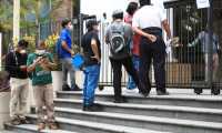 Decenas de guatemaltecos se han acercado al Ministerio de Trabajo porque quieren ser tomados en cuenta en el programa de protección de empleo. (Foto Prensa Libre: Hemeroteca PL)