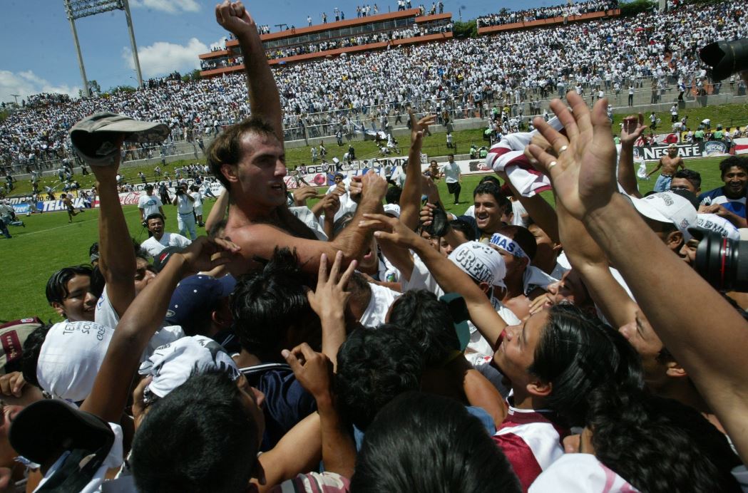 Diego Latorre festejó con Comunicaciones el título en el Clausura 2003. (Foto Prensa Libre: Hemeroteca PL)