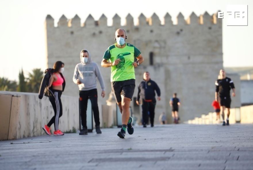 Personas de todas las edades se han lanzado a la calle en esta primera jornada en la que está permitida la salida generalizada de casi toda la población española. (Foto Prensa Libre: EFE)