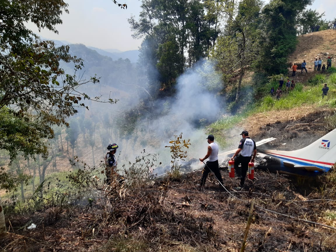 Socorristas trabajan en el lugar del accidente para extinguir las llamas. (Foto: Bomberos Voluntarios)