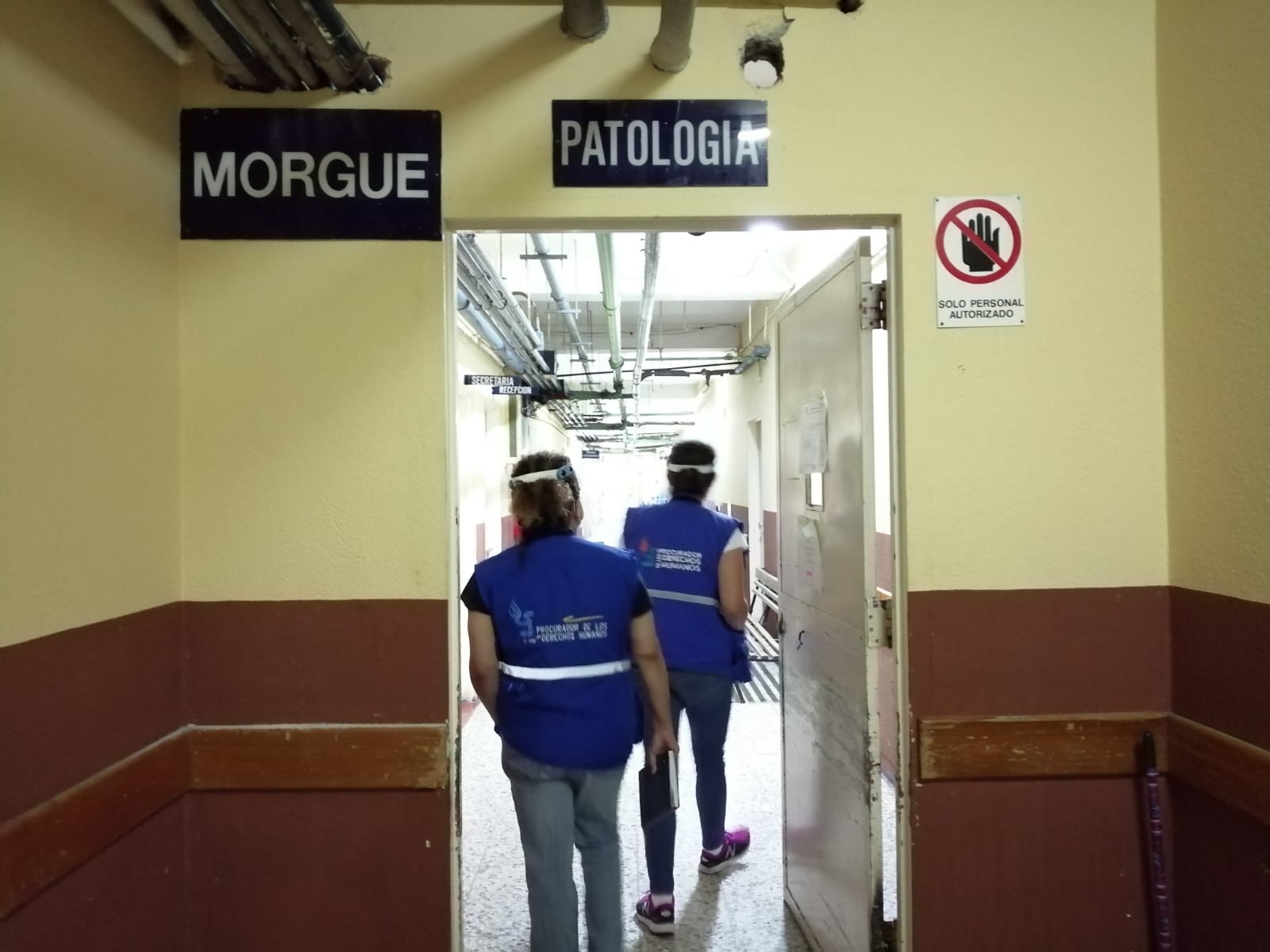 Delegados de la PDH verifican la morgue del hospital Roosevelt. (Foto Prensa Libre: PDH)