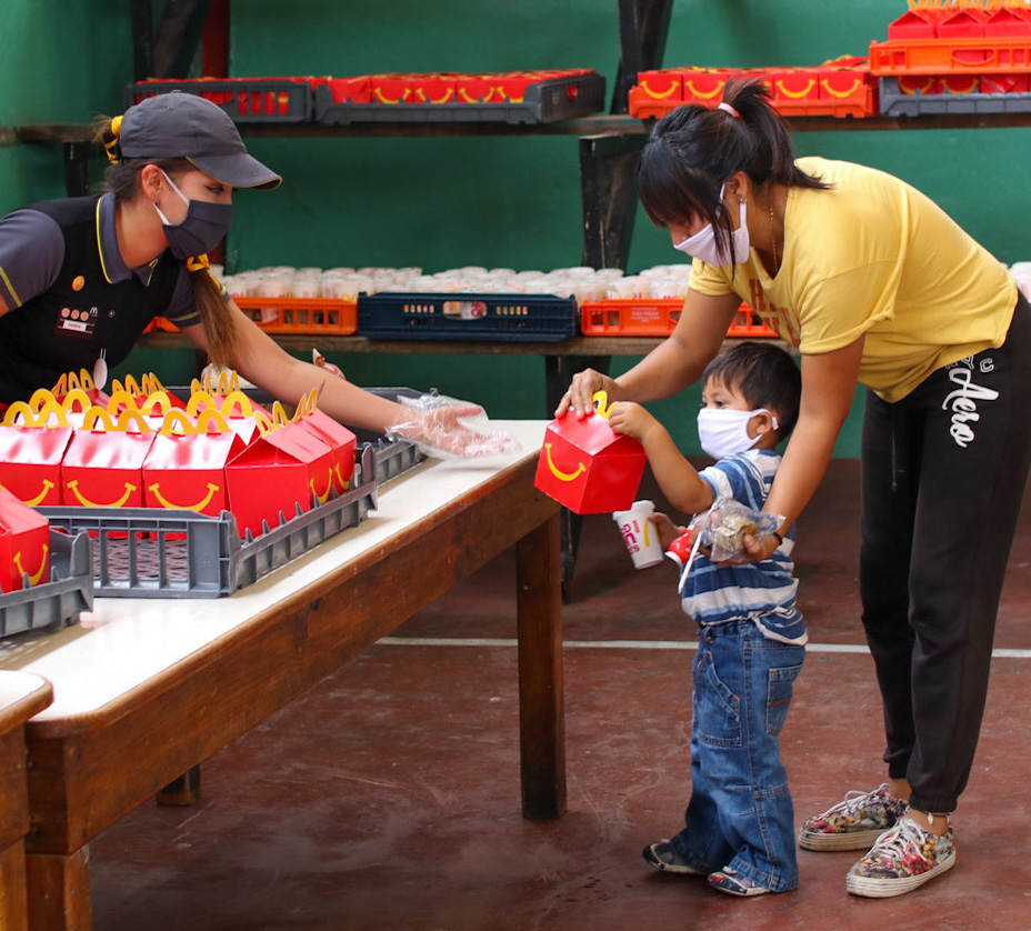 McDonald´s inició con la entrega de la Cajita Feliz, duplicando la sonrisa en niños. Foto Prensa Libre: Cortesía
