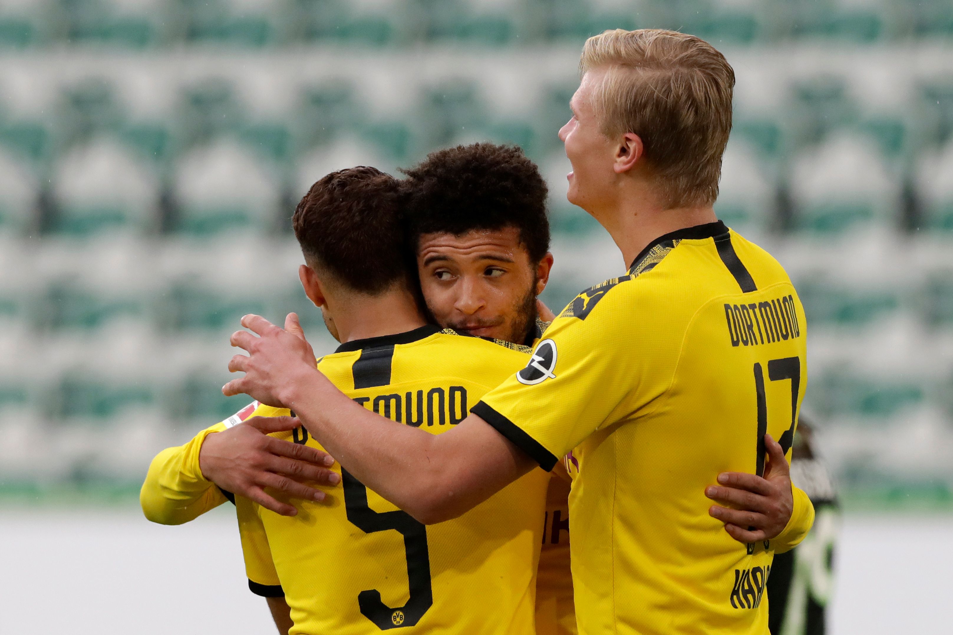 Achraf Hakimi celebra con sus compañeros después de anotar contra el Wolfsburgo. (Foto Prensa Libre: EFE)