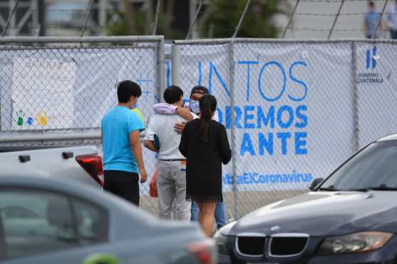 Una persona que se ha recuperado de la COVID - 19 es recibido por sus familiares después de estar confinado en el hospital temporal del Parque de la Industria. Foto Prensa Libre: Juan Diego González 