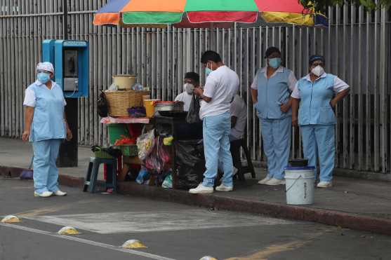 Personal de enfermería del hospital San Juan de Dios compran sus alimentos en ventas de los alrededores en un momento de descanso. Foto Prensa Libre: Érick Ávila