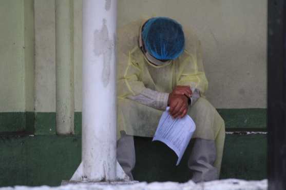 Un paciente espera los resultados de los exámanes realizados para descartar que haya contraído el Coronavirus. Foto Prensa Libre: Byron García
